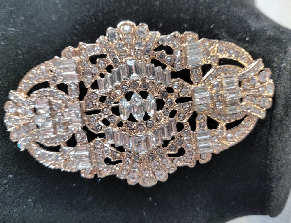 Diamond brooch Art Deco style